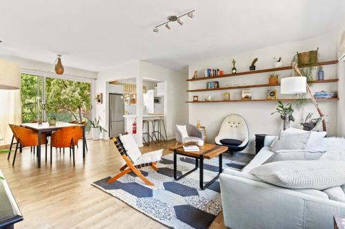 'Kangaroo Corner' Coastal Charm & Midcentury Flair