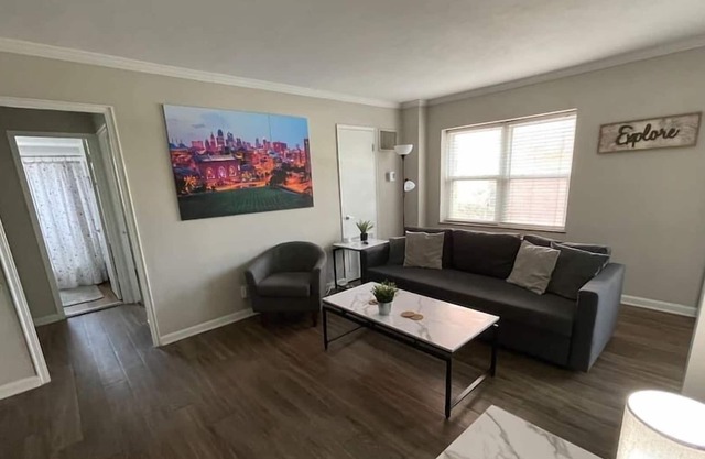 KC Plaza 1 blk One Bedroom with Gym/Pool/Parking