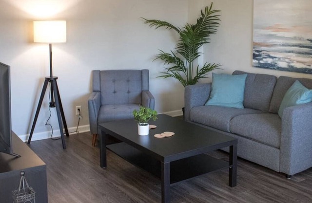 KC Plaza One Bedroom Gym/Parking/Pool