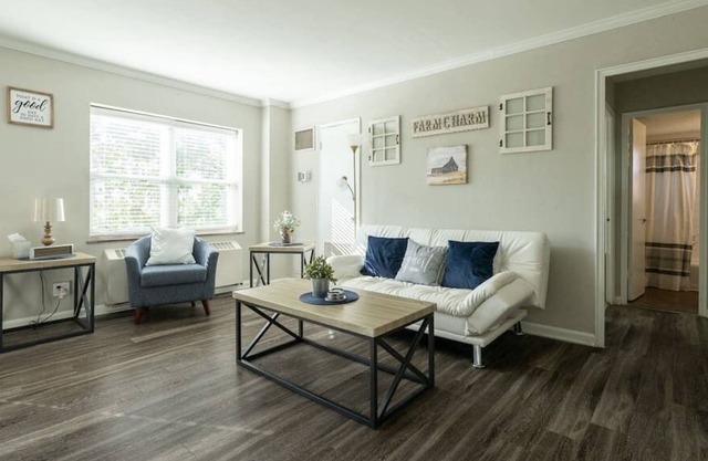 KC Plaza One Bedroom with Gym/Pool/Parking