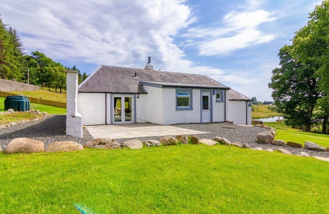 Keepers Cottage - sleeps 6 guests in 3 bedrooms, hot tub.