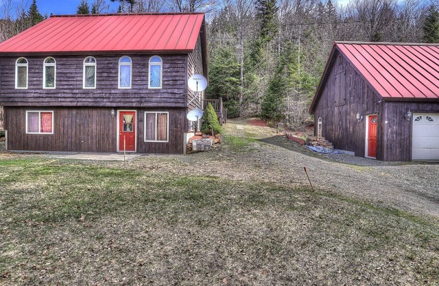 Kelley - Gorgeous home tucked into the woods, just off the road, near Beaver Mountain Lake