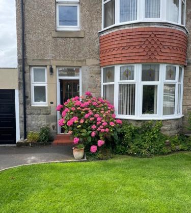 Kelvinside, Seahouses, 2 minute walk into village