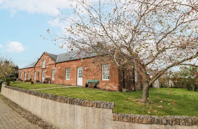 KENNELS COTTAGE, pet friendly, with a garden in St Boswells