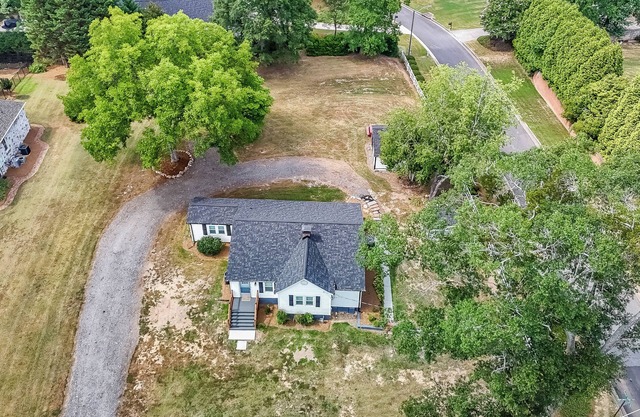 Kennesaw Cottage – Charming 2 BDR Just 10 Miles to LakePoint Sports!