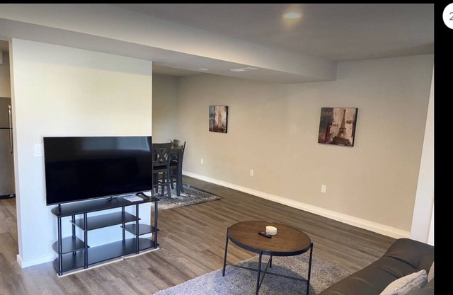 KentRenton-EntireLowerUnit Duplex with Large Yard