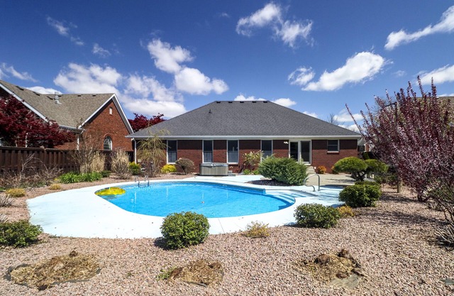 Kentucky holiday home with Hot Tub & pool In Louisville KY