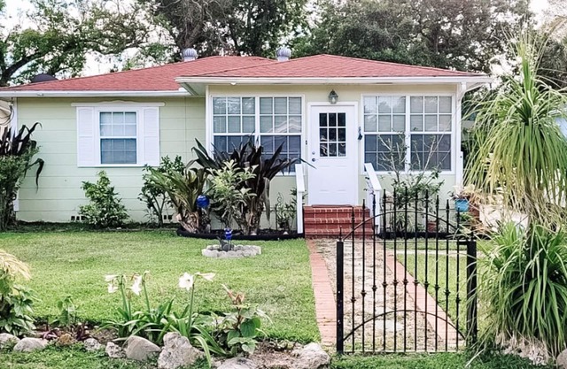 Key Lime Cottage - MINUTES from the beach, Ocean Center, Pictona & downtown!