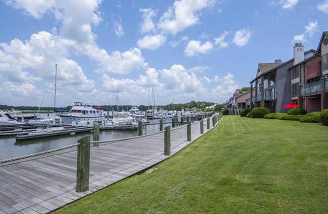 Kiawah Exclusives:1938 Bohicket Marina