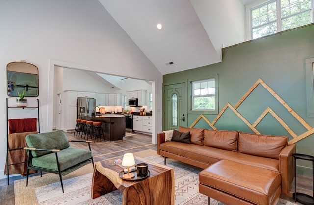 Kid-friendly amenities & King Suite w Fireplace- Minutes to Mtns or Main Street