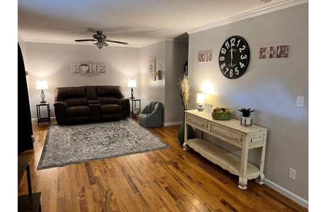 Kid-Friendly Townhouse Near Lake & Sports Complex