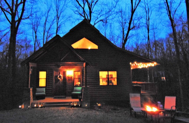 KING, 10 STAR CABIN, HOT TUB, POOLTABLE, DOGS OK, 4 TVs, WIFI, DECK, GRILL