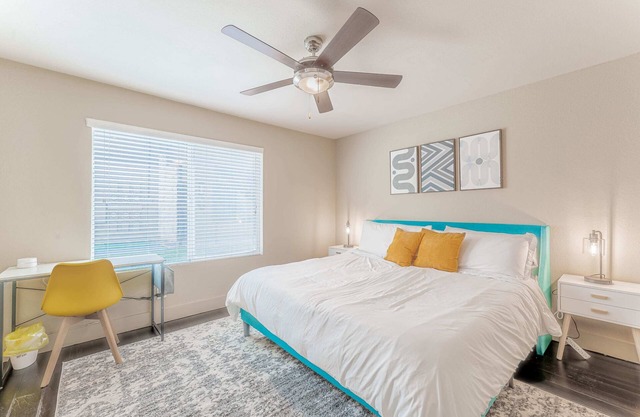 King bed 1BR close to Downtown w fast wifi