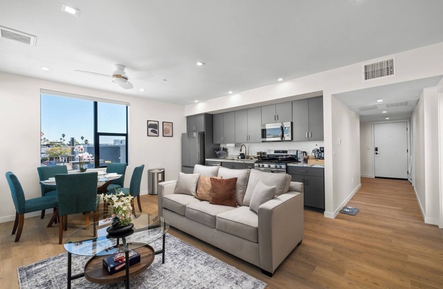 King Bed, EV Charger, Pet-Friendly, Balcony, Near Airport & Beaches