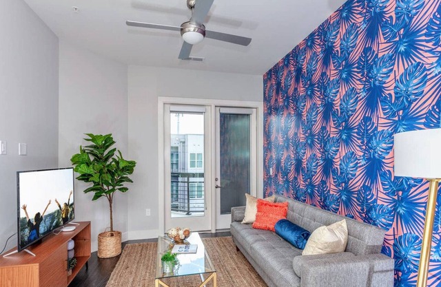 King Bed | Gym & Pool | Free Parking - Walk to Stadium