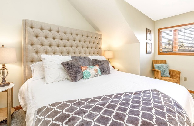 King bed, Peaceful, Wood Fireplace, Near Trails, Golf, Spa
