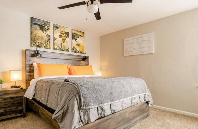 King Bed Penthouse One Blk to KC Plaza Pool/Gym