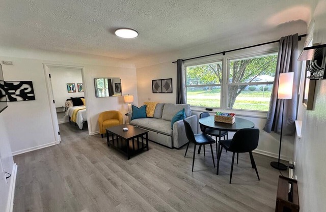 KING bed, Pet Friendly, Modern Retreat, CLE-BW