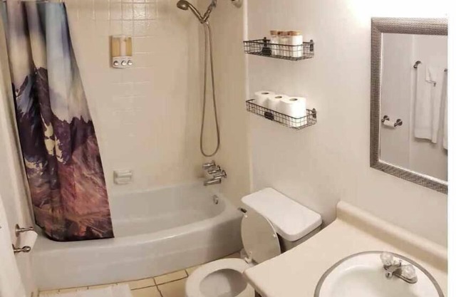 King Bed*Ski-See-Play Downtown*Desk*Parking
