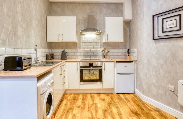 King Size 1 Bedroom Comfort Apartment en Suite Shower Free Toiletries Wifi and Hairdryer