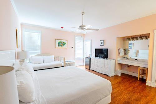 King Suite at Curry Mansion with Heated Pool!