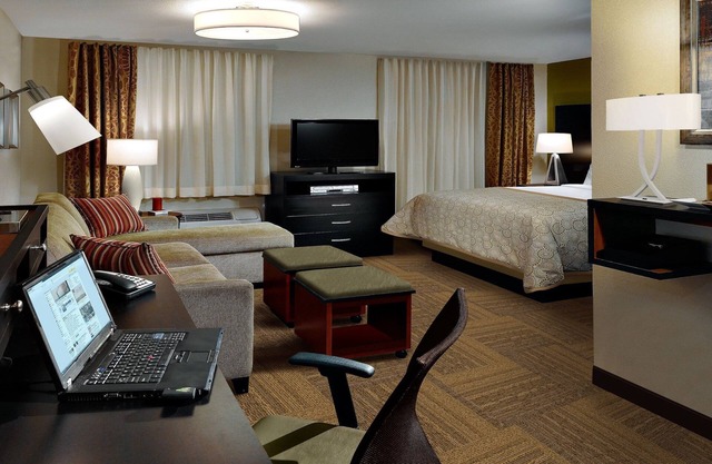 King Suite in Downtown Denver! Free Breakfast, Pool & Hot tub!