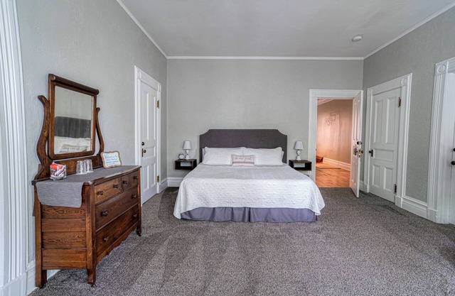 King Suite w/ Bath - Hatch House B&B