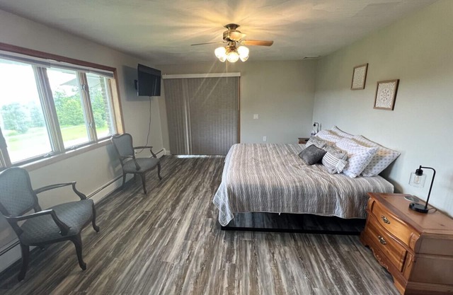 King Suite w/Soaking Tub + Game Room + Firepit