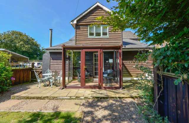 KINGFISHER COTTAGE, pet friendly, with open fire in Bradworthy