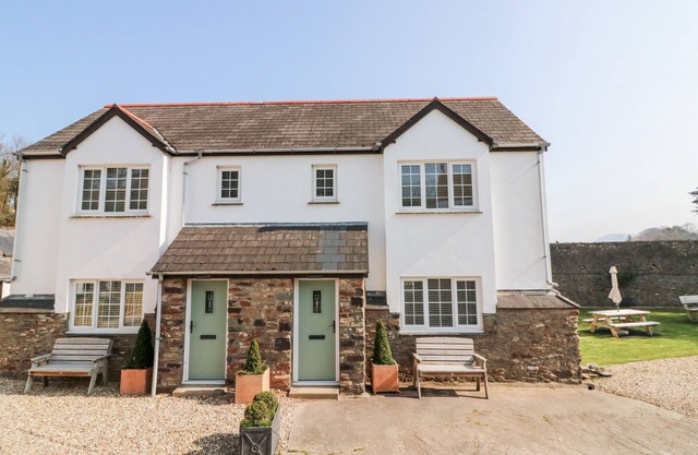KINGFISHER COTTAGE, pet friendly in Ilfracombe