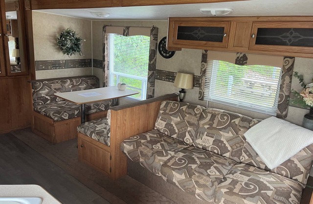 Kingsport. 2-bedroom RV in Mears. King size bed, AC & 2 mile from Lake Michigan.