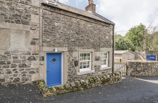 KIRK COTTAGE, pet friendly, with open fire in Hownam