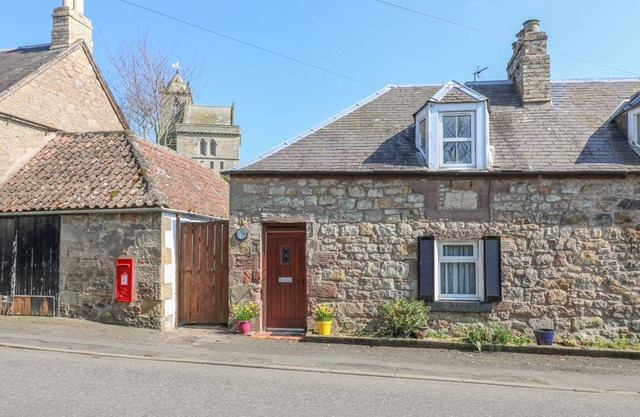 KIRKGATE COTTAGE, pet friendly, with open fire in Chirnside