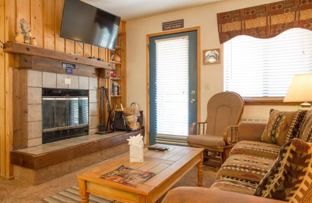 Kirkwood Meadows: Hot Tub! Lifts 5min walk! The Meadows.