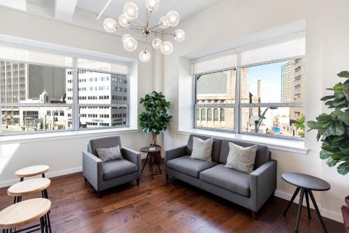 Kislak 407 Stunning 2BR Corner Apt Retreat Above the City