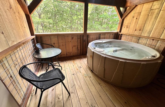 Kiss N Tell -Hot Tub, Fireplace,Hiking,View,Near Asheville ,WiFi