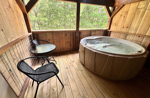 Kiss N Tell -Hot Tub, Fireplace,Hiking,View,Near Asheville ,WiFi