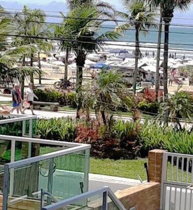 kitnet pé na areia, em frente a praia.