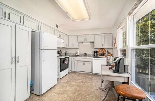 KKQ Comfy Beds, TVs all Bedrooms/Backs to 52 acre Park/Walking Trails/Ez HiWay