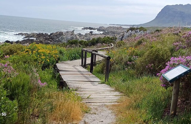 Kleinmond Panorama with beautifull views, BBQ, near main beach, lagune and shops