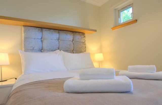 Knightsridge House Apartment near M8