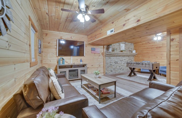 Kodak Getaway w/Covered Decks + Game Room!