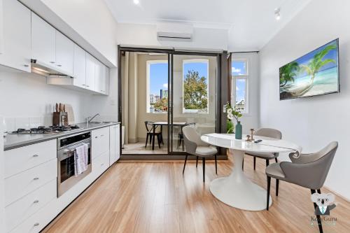 KozyGuru | Chippendale | Kozy Clean Beautiful APT