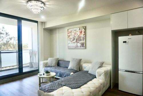 KozyGuru | Wentworthville | Kozy Style 2 Bed 2 Bath APT + Free Parking