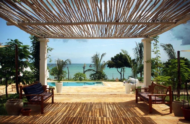 KUONA Oceanfront Private Villa w/pool on the beach