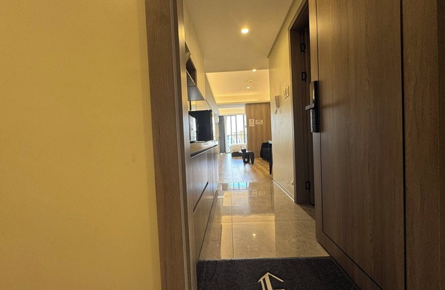 L.CONDOTEL | Private Suite w/Balcony, TV & Fridge – Near MOA & Airport