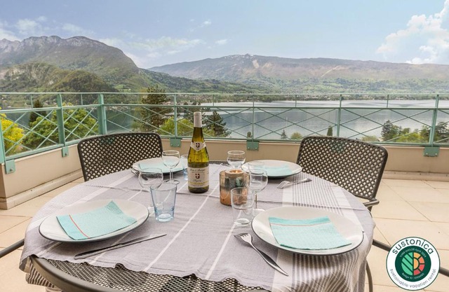 L'Hermitage, 3 appartements avec terrasse, vue lac, parking et PISCINE, LLA Selections by Location Lac Annecy