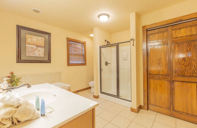 L130A, 1-Bedroom Loft Lakeview Cabin