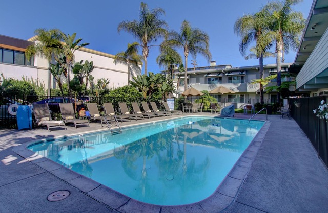 La Avenida Inn