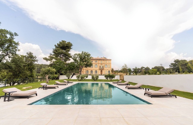 La Bastide Blanche - Magnificent house located 15 minutes from Aix-en-Provence.